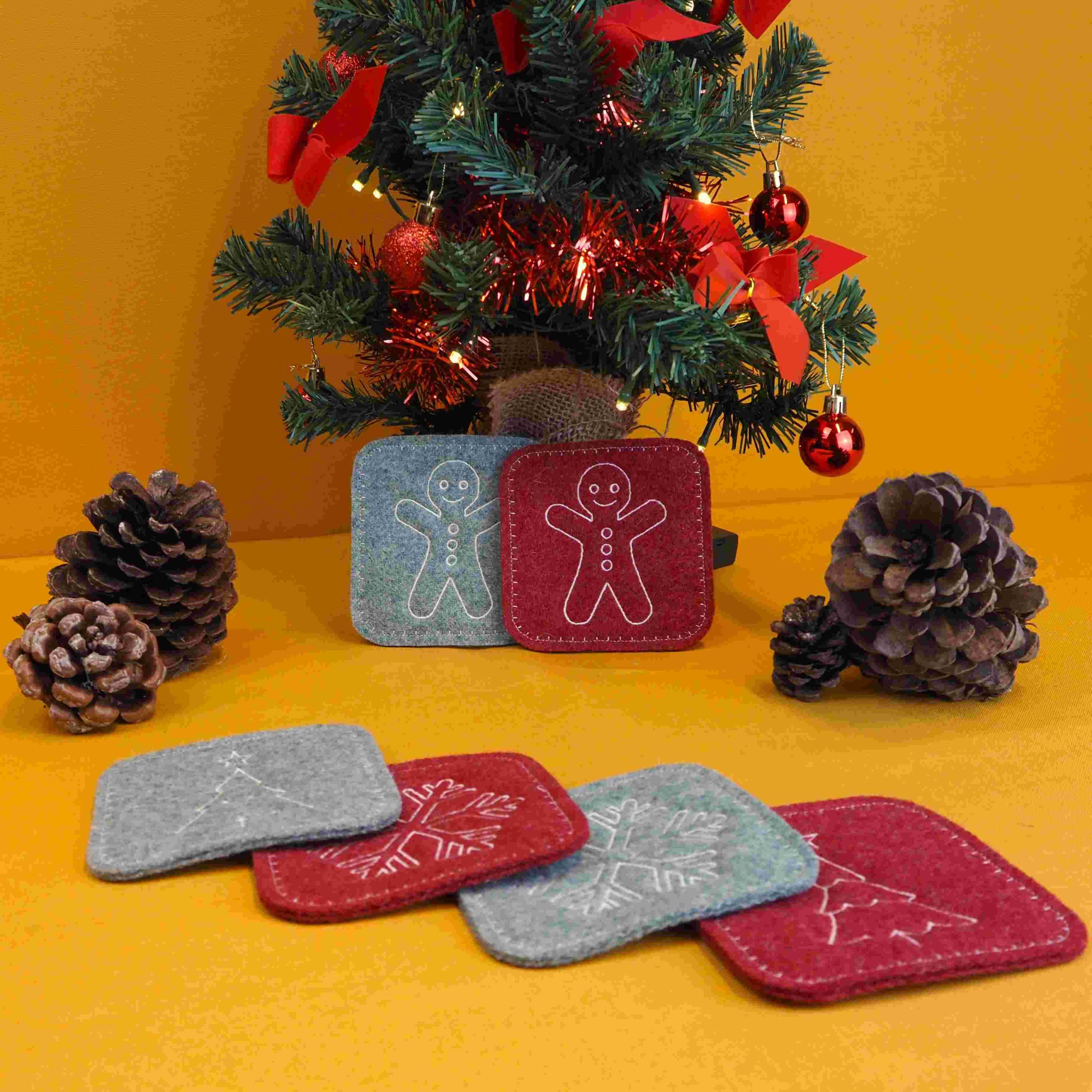 Kerstonderzetters, waarbij de gemberpop goed zichtbaar is.