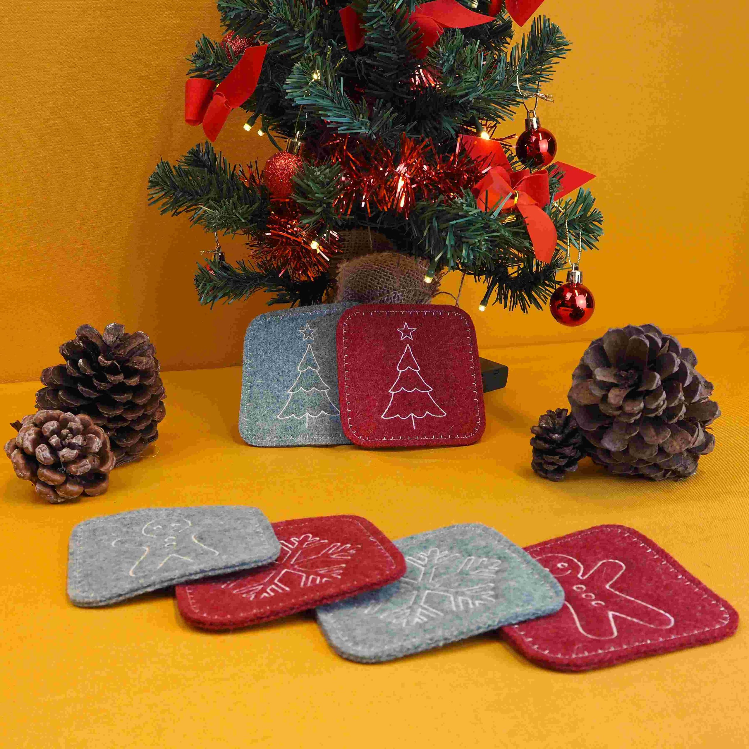 Kerstonderzetters, waarbij de kerstboom goed zichtbaar is.