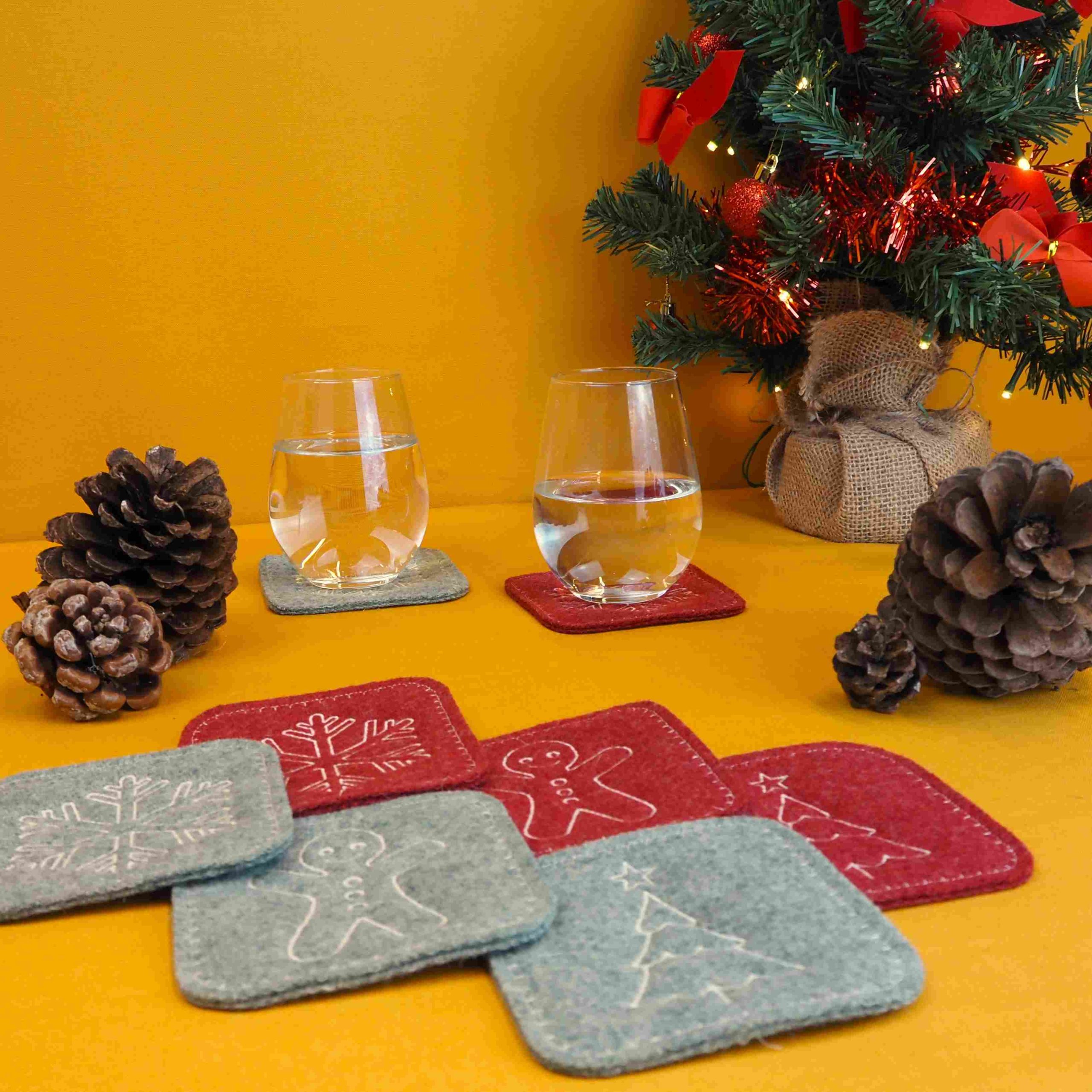 Kerstonderzetters, 6 stuks in de kleuren rood en groen.